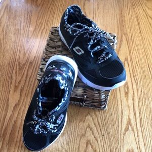 Sketchers women’s tennis shoes.